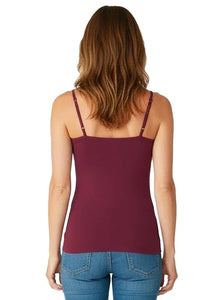 Woman in a bordeaux camisole with adjustable straps and blue jeans, back view